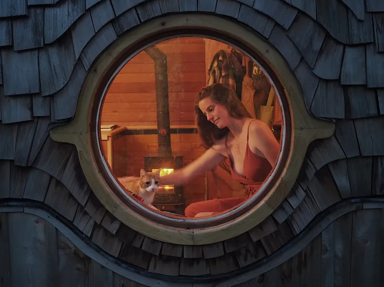 Od isluženog i trulog kamiona stvorila je golim rukama nevjerojatan dom: Izgleda kao iz bajke