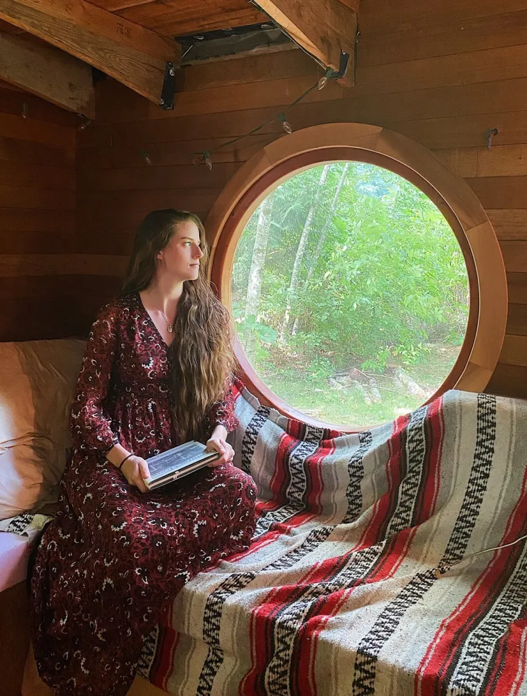 Od isluženog i trulog kamiona stvorila je golim rukama nevjerojatan dom: Izgleda kao iz bajke