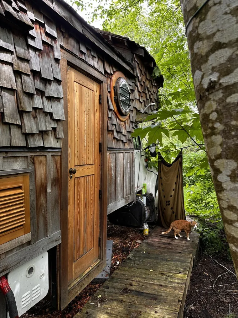 Od isluženog i trulog kamiona stvorila je golim rukama nevjerojatan dom: Izgleda kao iz bajke