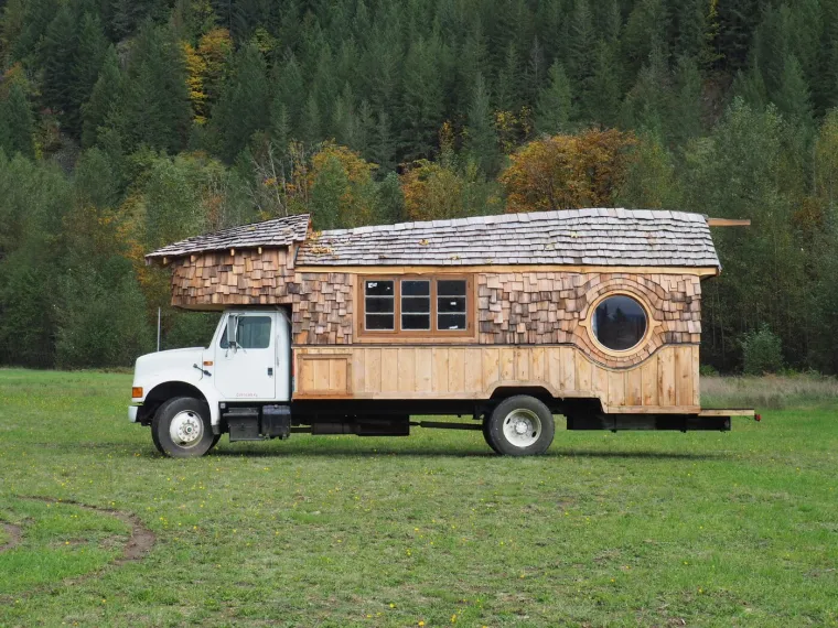 Od isluženog i trulog kamiona stvorila je golim rukama nevjerojatan dom: Izgleda kao iz bajke