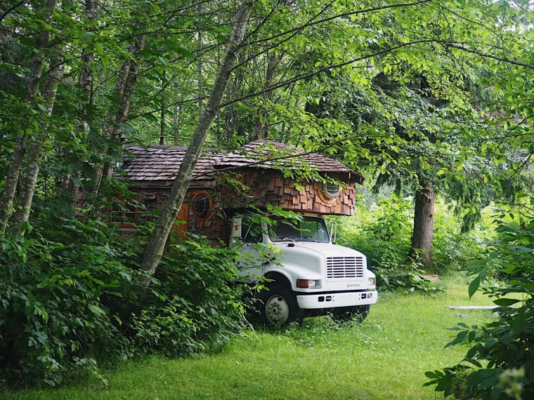Od isluženog i trulog kamiona stvorila je golim rukama nevjerojatan dom: Izgleda kao iz bajke
