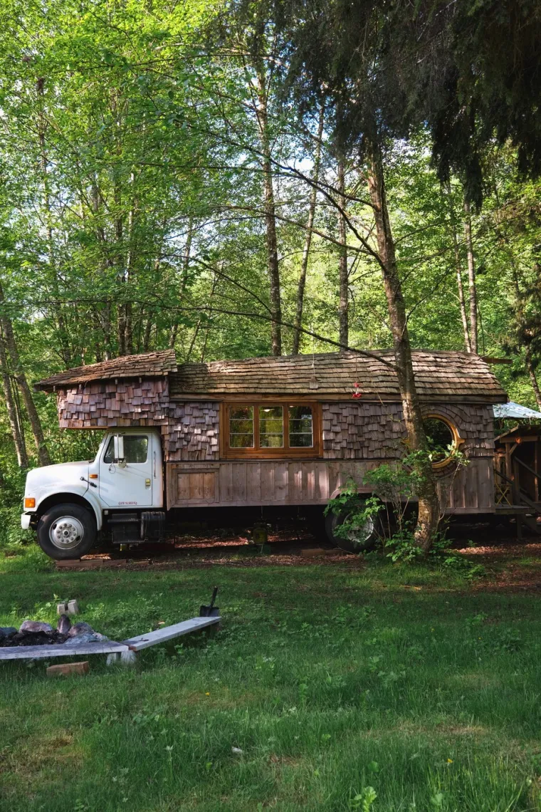 Od isluženog i trulog kamiona stvorila je golim rukama nevjerojatan dom: Izgleda kao iz bajke