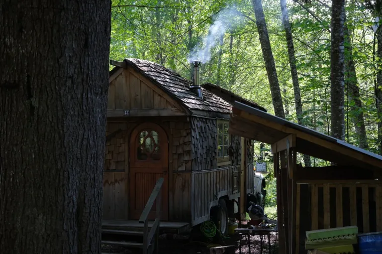 Od isluženog i trulog kamiona stvorila je golim rukama nevjerojatan dom: Izgleda kao iz bajke