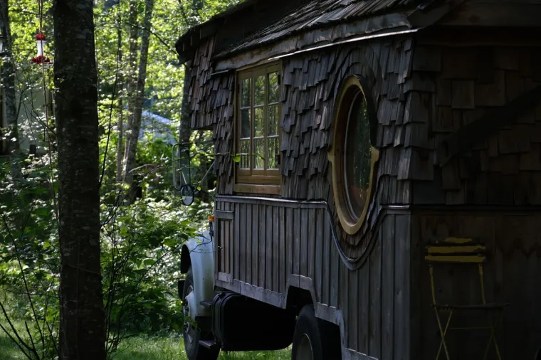 Od isluženog i trulog kamiona stvorila je golim rukama nevjerojatan dom: Izgleda kao iz bajke