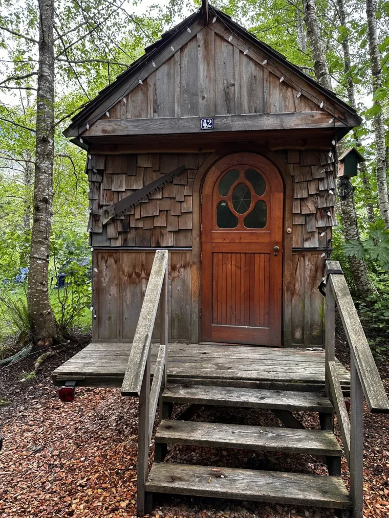 Od isluženog i trulog kamiona stvorila je golim rukama nevjerojatan dom: Izgleda kao iz bajke
