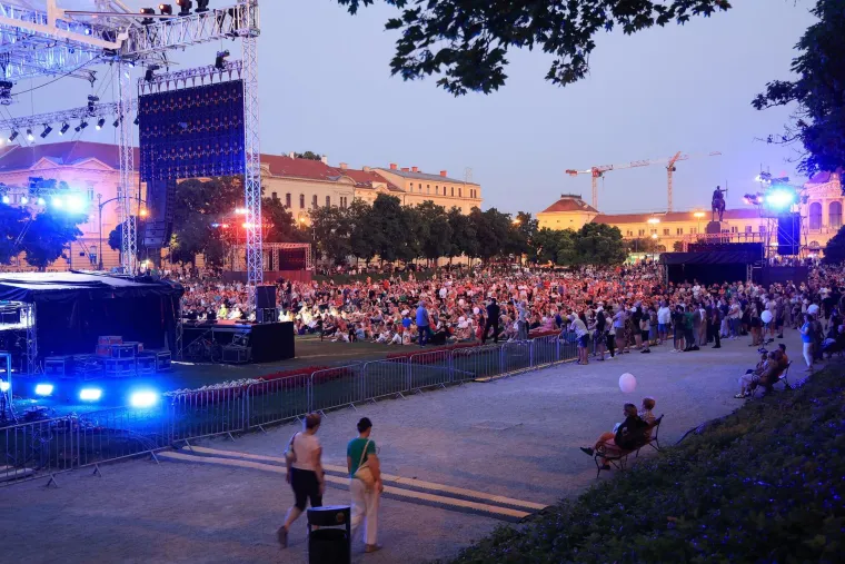 Pogledajte koliko ljudi se okupilo na Tomislavcu! Očito su Zagrepčani željni ovoga