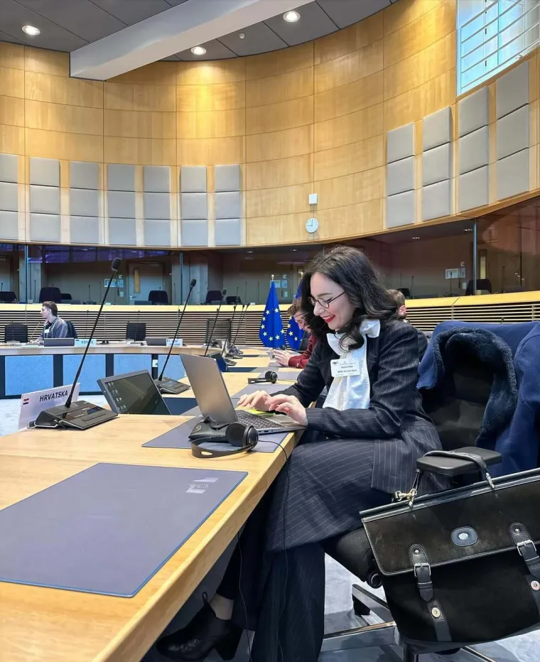 Recitirala cajke, kandidirala se za parlament, a Hrvatsku osvojila nezaboravnim modnim izdanjima