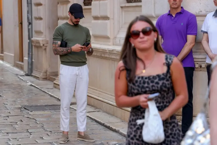 Šime Vrsaljko ima stila: Paparazzi ga snimili na zadarskim ulicama tijekom blagdana