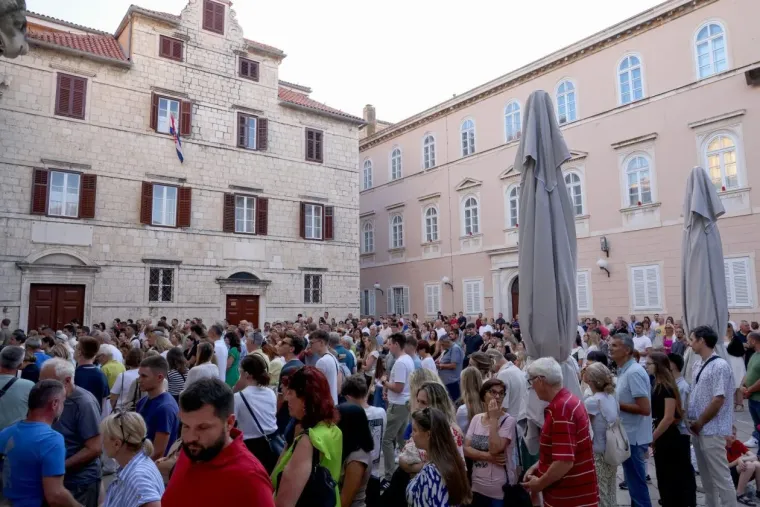 Šime Vrsaljko ima stila: Paparazzi ga snimili na zadarskim ulicama tijekom blagdana