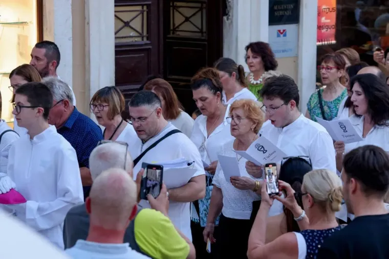Šime Vrsaljko ima stila: Paparazzi ga snimili na zadarskim ulicama tijekom blagdana