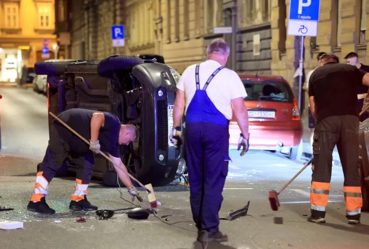 Strava u centru Zagreba: Zabio se u pet vozila, iz automobila mu ispala boca alkohola?
