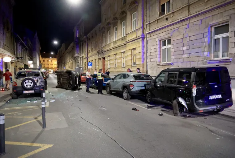 Strava u centru Zagreba: Zabio se u pet vozila, iz automobila mu ispala boca alkohola?