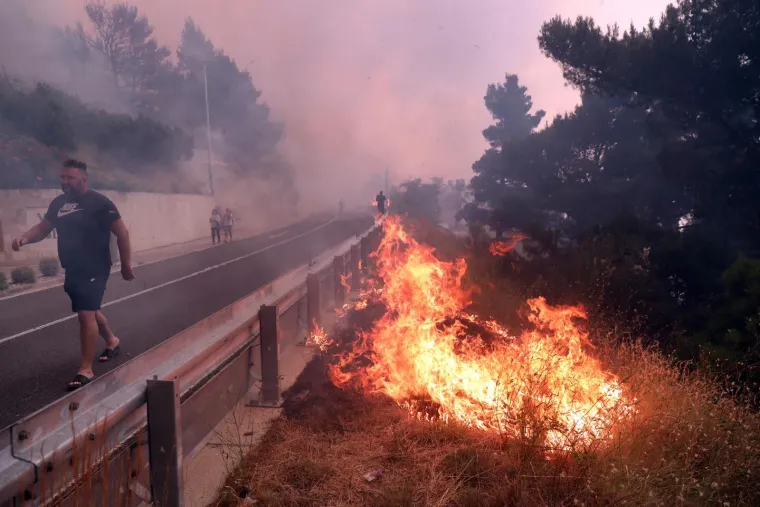 Spaljene životinje i auti, kuće u plamenu, prah i pepeo: Pogledajte kakvu je pustinju ostavio požar