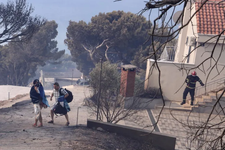 Spaljene životinje i auti, kuće u plamenu, prah i pepeo: Pogledajte kakvu je pustinju ostavio požar