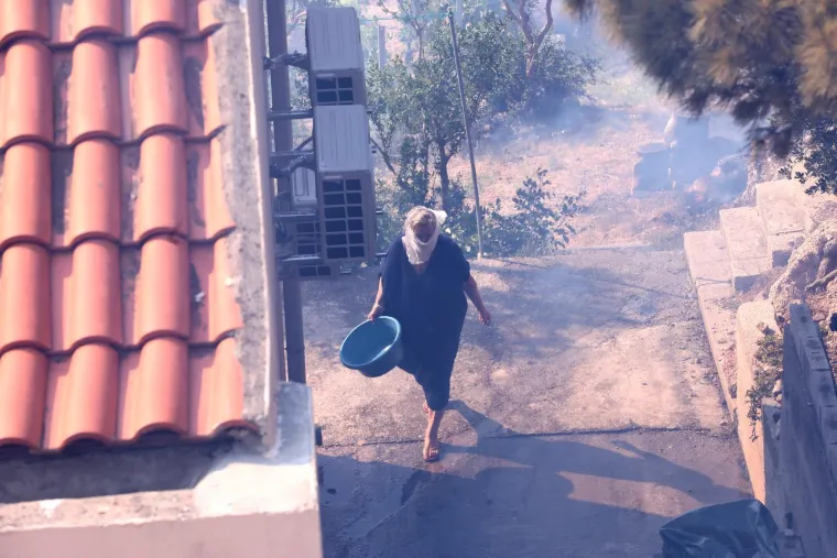 Spaljene životinje i auti, kuće u plamenu, prah i pepeo: Pogledajte kakvu je pustinju ostavio požar