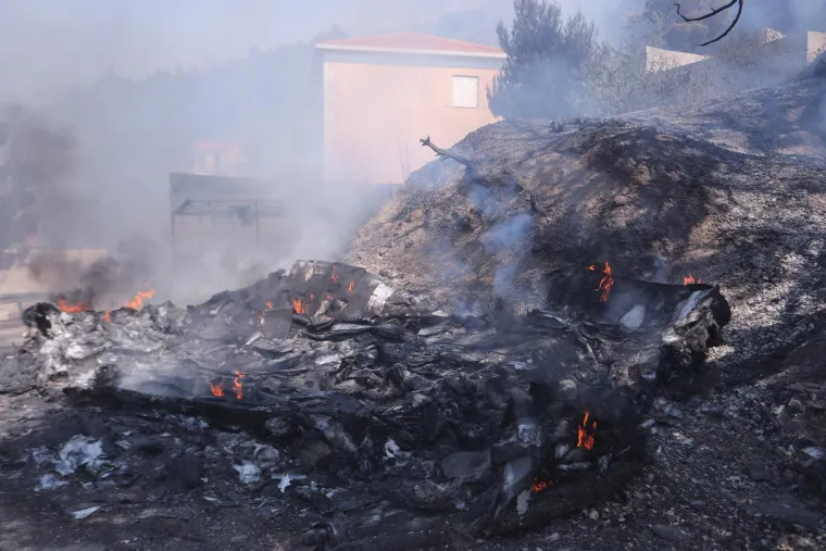 Spaljene životinje i auti, kuće u plamenu, prah i pepeo: Pogledajte kakvu je pustinju ostavio požar