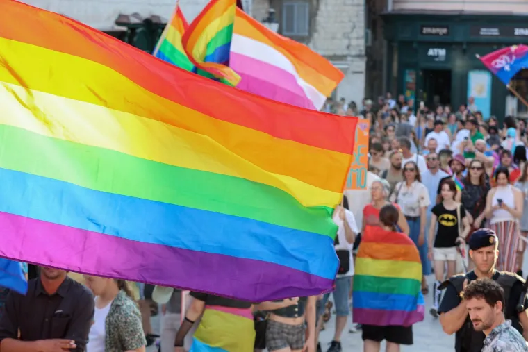 Pride u Splitu povezao je ljude na novoj razini: Šetali su zagrljeni, zaljubljeni i sretni