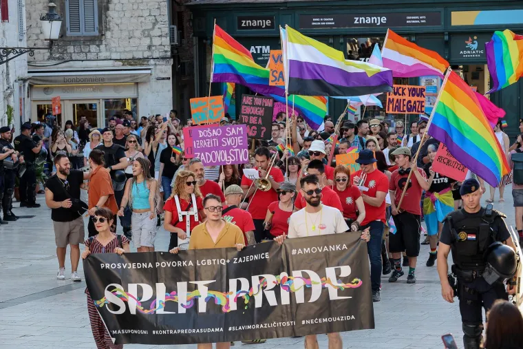Pride u Splitu povezao je ljude na novoj razini: Šetali su zagrljeni, zaljubljeni i sretni