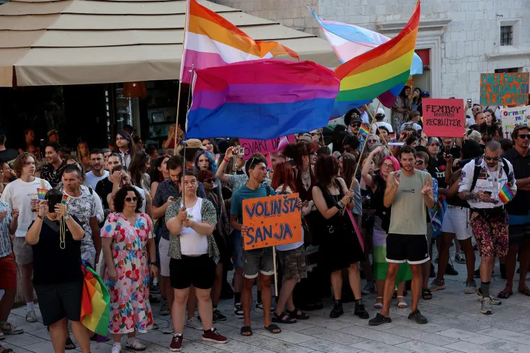 Pride u Splitu povezao je ljude na novoj razini: Šetali su zagrljeni, zaljubljeni i sretni