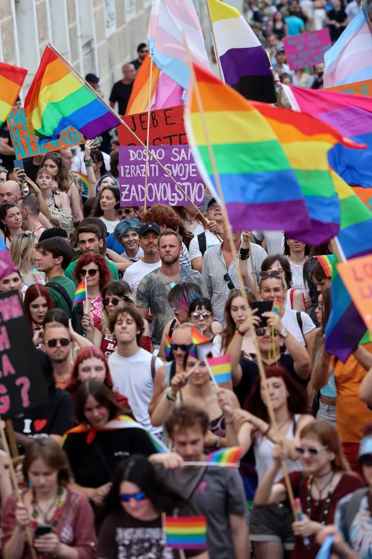 Pride u Splitu povezao je ljude na novoj razini: Šetali su zagrljeni, zaljubljeni i sretni
