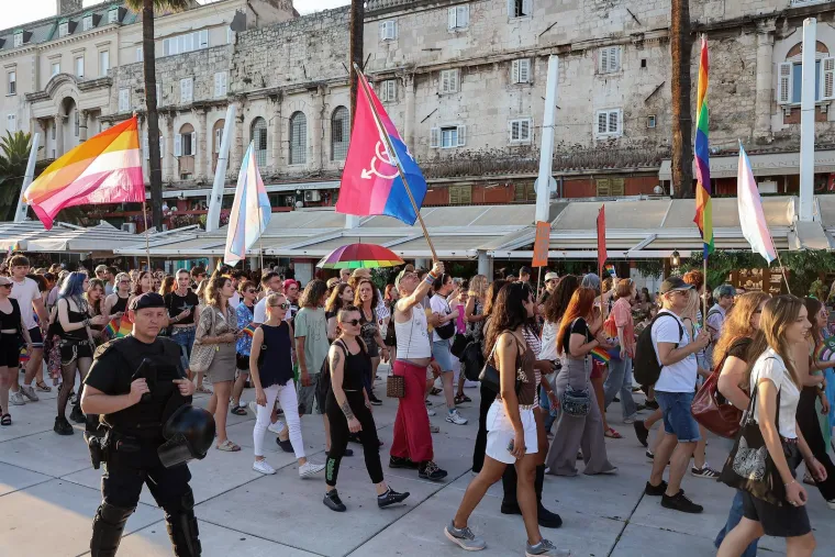 Pride u Splitu povezao je ljude na novoj razini: Šetali su zagrljeni, zaljubljeni i sretni