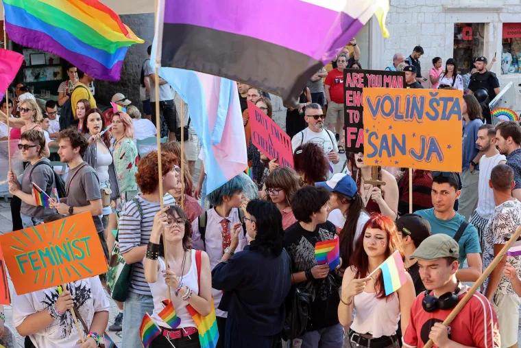 Pride u Splitu povezao je ljude na novoj razini: Šetali su zagrljeni, zaljubljeni i sretni