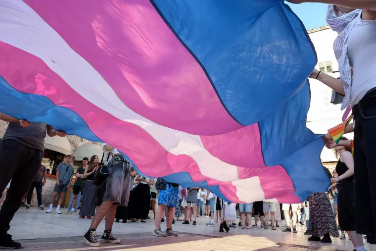 Pride u Splitu povezao je ljude na novoj razini: Šetali su zagrljeni, zaljubljeni i sretni