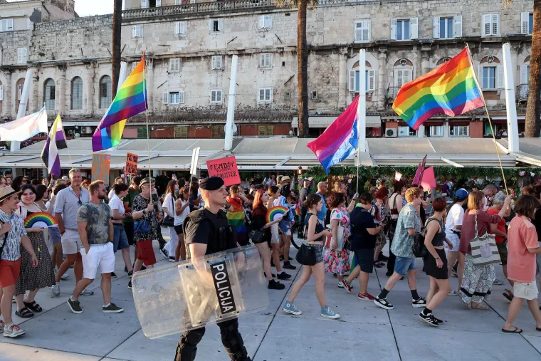 Pride u Splitu povezao je ljude na novoj razini: Šetali su zagrljeni, zaljubljeni i sretni