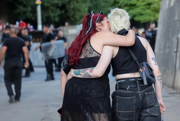 Pride u Splitu povezao je ljude na novoj razini: Šetali su zagrljeni, zaljubljeni i sretni