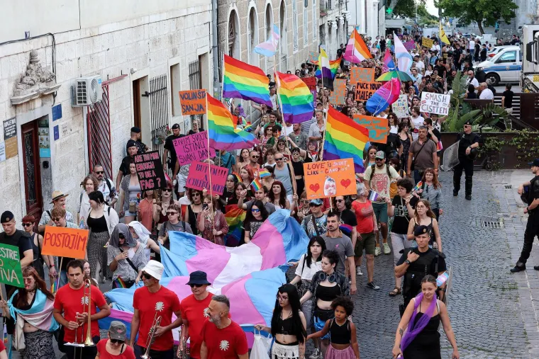 Pride u Splitu povezao je ljude na novoj razini: Šetali su zagrljeni, zaljubljeni i sretni