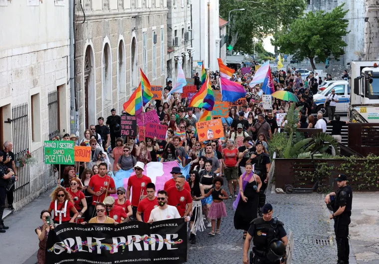 Pride u Splitu povezao je ljude na novoj razini: Šetali su zagrljeni, zaljubljeni i sretni