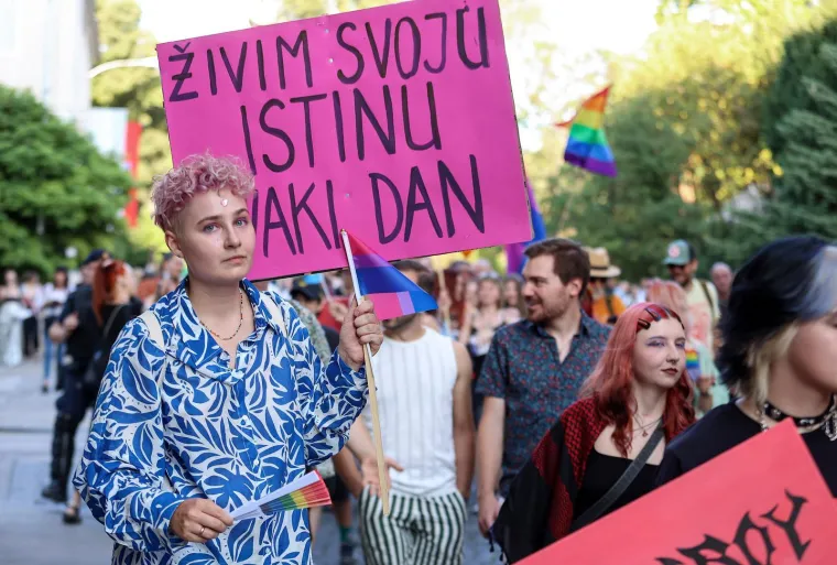 Pride u Splitu povezao je ljude na novoj razini: Šetali su zagrljeni, zaljubljeni i sretni