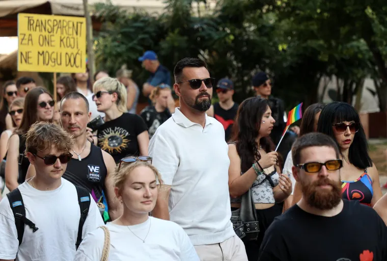 Pride u Splitu povezao je ljude na novoj razini: Šetali su zagrljeni, zaljubljeni i sretni