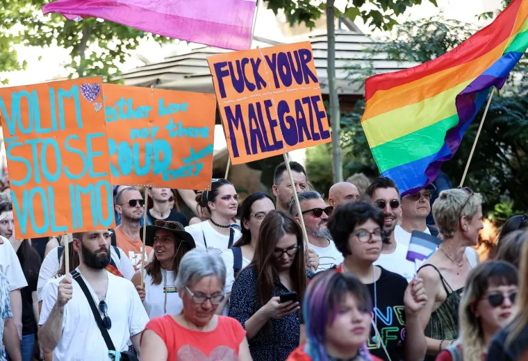 Pride u Splitu povezao je ljude na novoj razini: Šetali su zagrljeni, zaljubljeni i sretni