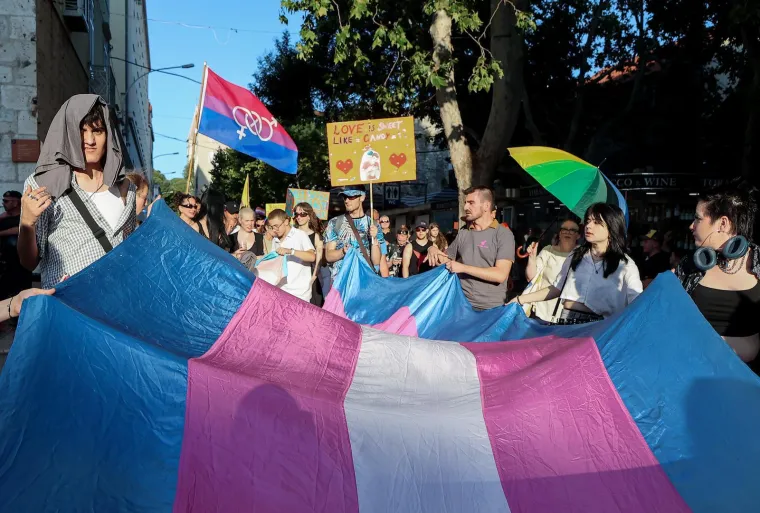 Pride u Splitu povezao je ljude na novoj razini: Šetali su zagrljeni, zaljubljeni i sretni