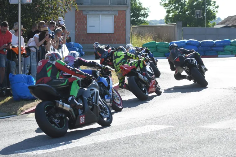 Čuli su se kao gromovi, a tri mlade dame plijenile su pažnju