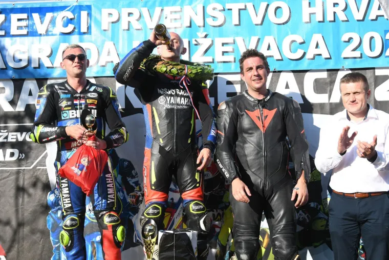 Čuli su se kao gromovi, a tri mlade dame plijenile su pažnju