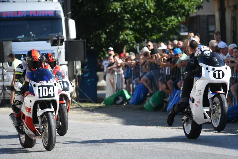 Čuli su se kao gromovi, a tri mlade dame plijenile su pažnju