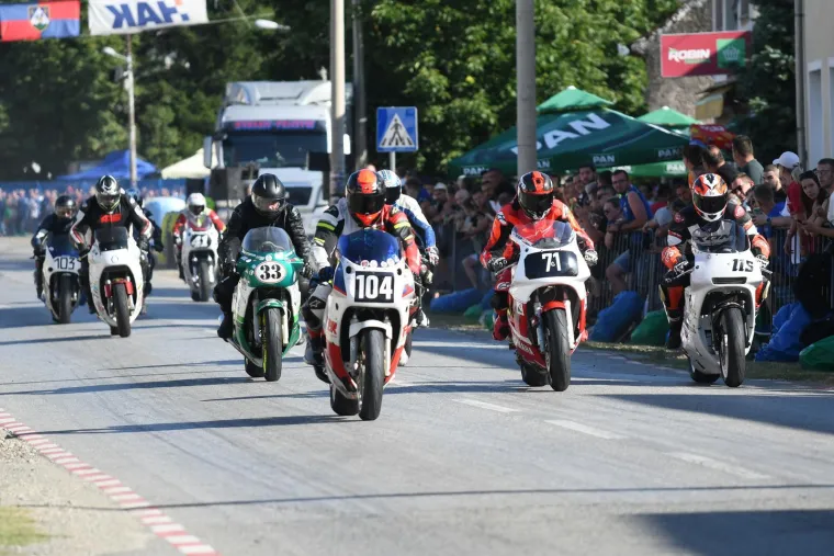 Čuli su se kao gromovi, a tri mlade dame plijenile su pažnju