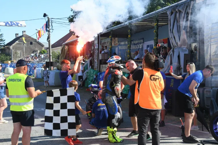 Čuli su se kao gromovi, a tri mlade dame plijenile su pažnju