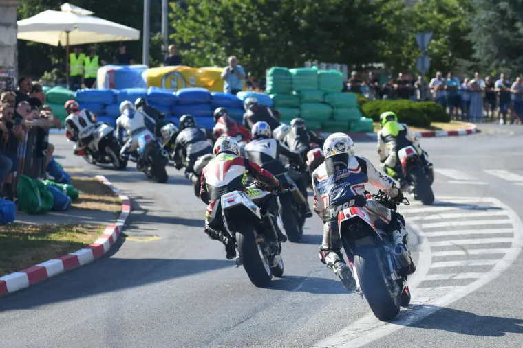 Čuli su se kao gromovi, a tri mlade dame plijenile su pažnju