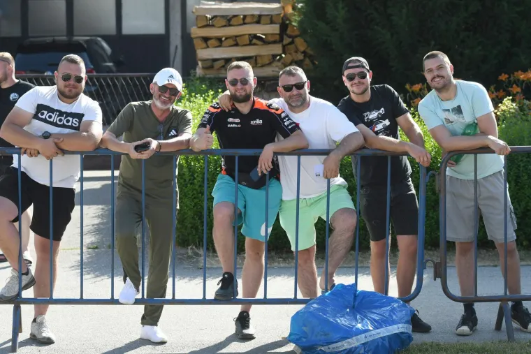 Čuli su se kao gromovi, a tri mlade dame plijenile su pažnju