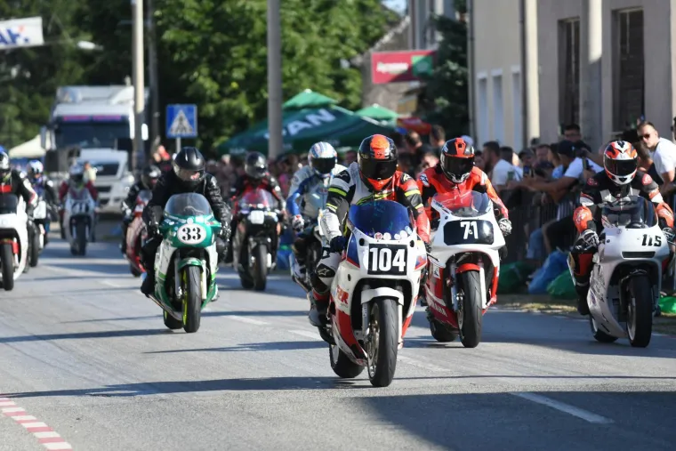 Čuli su se kao gromovi, a tri mlade dame plijenile su pažnju