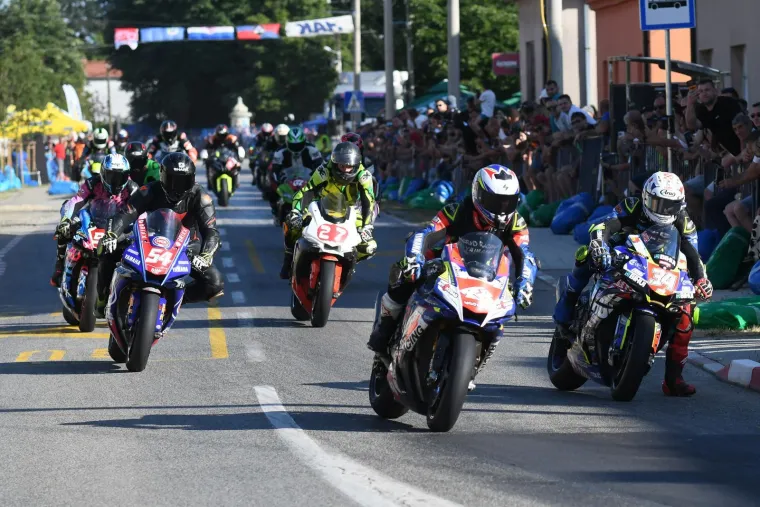 Čuli su se kao gromovi, a tri mlade dame plijenile su pažnju