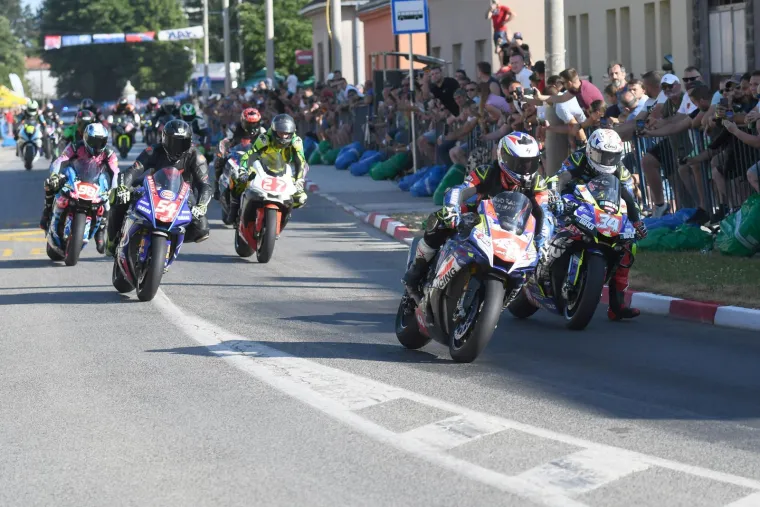 Čuli su se kao gromovi, a tri mlade dame plijenile su pažnju