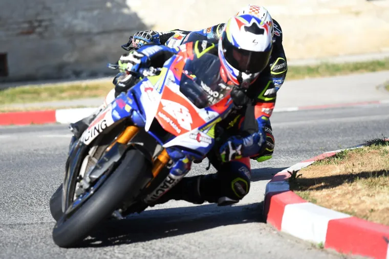 Čuli su se kao gromovi, a tri mlade dame plijenile su pažnju