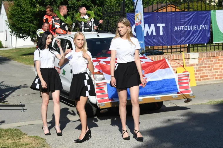 Čuli su se kao gromovi, a tri mlade dame plijenile su pažnju