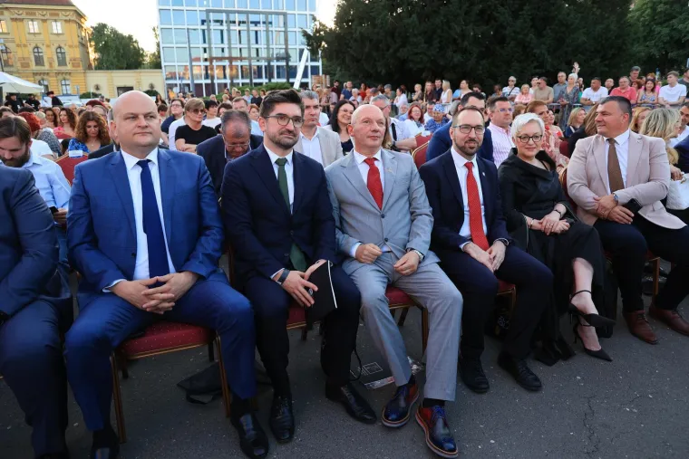 Mala crna haljina bila je dovoljna da Blanka Mate&scaron;a ukrade svu pažnju na 90. Zlatnoj igli