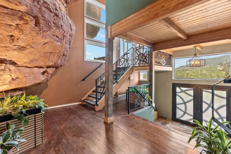 Prodaje se vila 'Kuća obitelji Kremenko': Napravljena je uz stijenu staru 200 milijuna godina