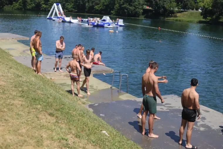 Četiri dame uživale u ljetnim radostima: Dobrim raspoloženjem osvojile sve poglede prisutnih